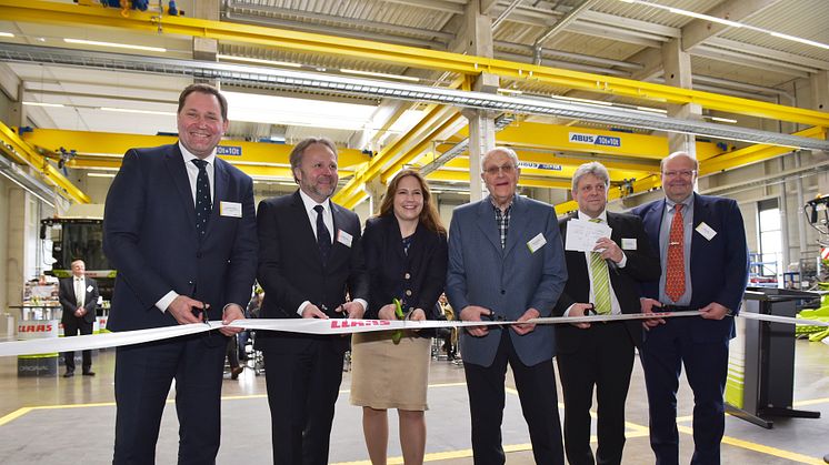 The ribbon for the opening was cut by (from the left): Jan-Hendrik Mohr, Dr. Patrick Claas, Cathrina Claas-Mühlhäuser, Reinhold Claas, Oliver Westphal and Volker Claas.