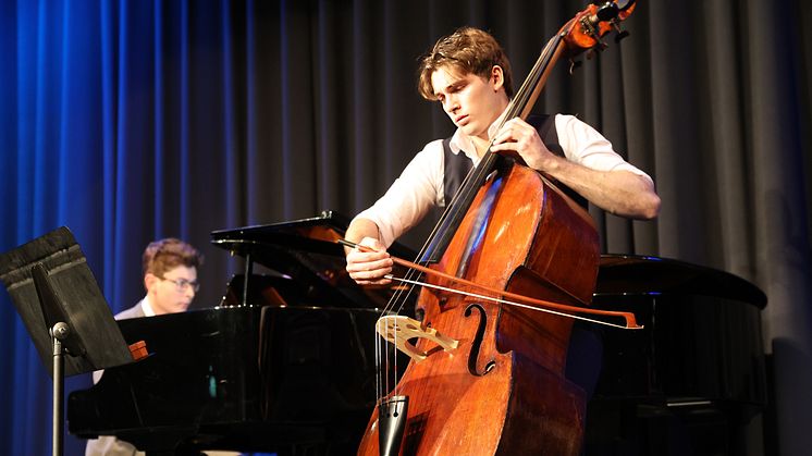 Die Musiker Marc-André Teruel und Mikhail Krasneker in Louisenlund