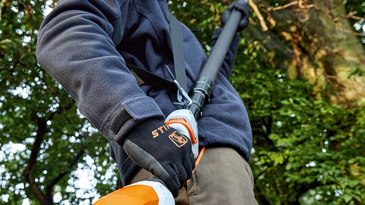 LÆNGERE RÆKKEVIDDE MED KRAFTFULD OG STØJSVAG STANGSAV FRA STIHL