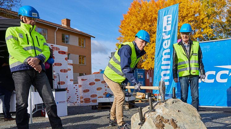 Släggor höjdes och stenar klövs när bygget av Lindaren slogs igång till Rock'n'roll. På bilden syns Ulf Ericsson, NCC och Gustav Hanstad och Lars Korkman från Mimer.