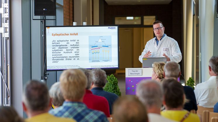 Dr. Sven Fust bei seinem Vortrag am Tag der Neurologie. (Foto: Hephata-Archiv/Stefan Betzler)