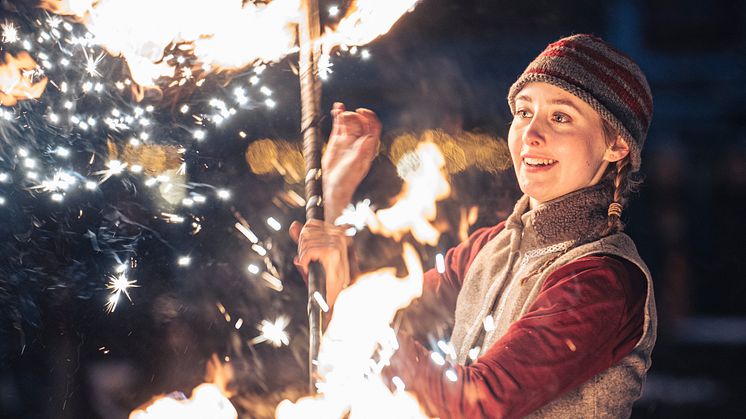 När skymningen faller den 2 december bjuds det på gnistrande eldshow på Teaterplatsen i Landskrona. Foto: Oskar Fäldt.