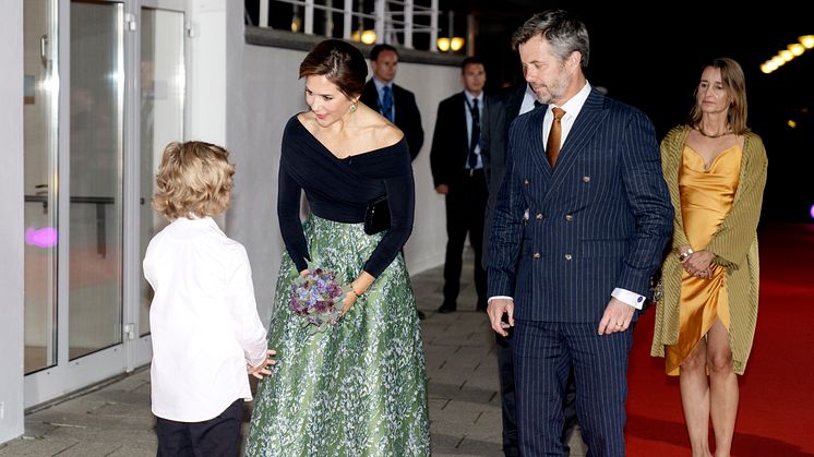 D.K.H. Kronprins Frederik og Kronprinsesse Mary ankommer til Kronprinsparrets Priser 2021 i Vejle Musikteater