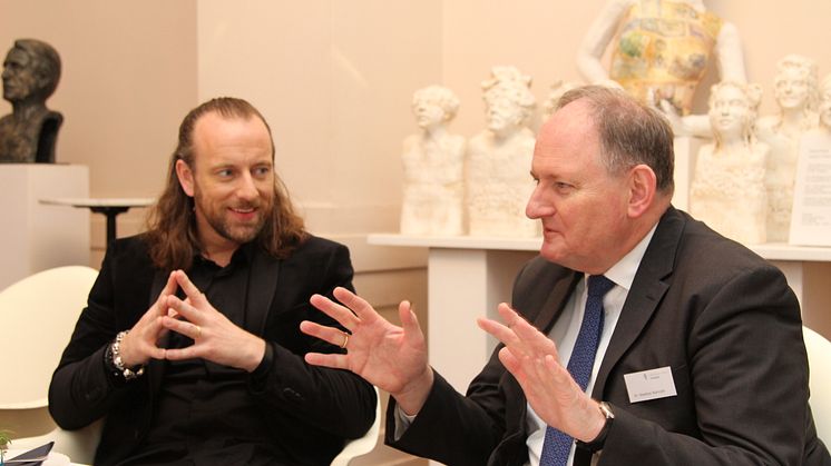 Anders Indset (l.) und Dr. Stephan Nahrath diskutieren auf dem Westfalen Weser Energie-Forum die Thesen des norwegischen Redners.