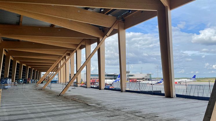 A timber construction forms the framework of the new veranda of the new Marketplace at Terminal 5. Foto: Swedavia