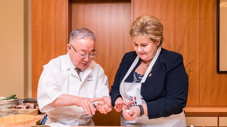 Statsminister Erna Solberg fikk et lynkurs i sushikunsten av den japanske sushikokken Tsutimu Shiamiya da hun besøkte Japan i forrige uke