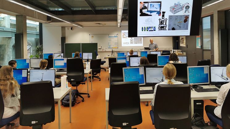 Rund 120 Schülerinnen und Schüler aus der Region nutzten das Angebot beim 6. Fachtag Technik und Naturwissenschaften an der TH Wildau. (Bilder TH Wildau)