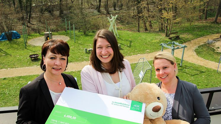 Regionalgeschäftsführerin Kristina Winter mit Ulrike Herkner vom Bärenherz und Vertriebsleitern Gina Jaschak