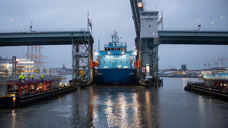 För en månad sedan kom det finska skeppet Meri med den första tvärbalken till Hisingsbron. Nu är skeppet snart tillbaka i Göteborg igen. Den här gången ska skeppet backa med sin last genom Götaälvbron, med bara 20 centimeters marginal på varje sida.
