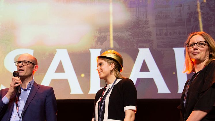 Stefan Sandberg, vd, Beatrice Nordling, verksamhetsutvecklare, och Sara Westberg, chef strategisk utveckling, på Uppsalahem tog emot det nyinstiftade priset Jämställdhetsbygget under Årets Bygge-galan.