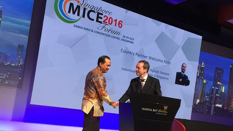 Mark Laudi welcomes the Indonesian Ambassador on stage ...shortly before dashing off to record eventv programs outside the plenary hall. Photo credit: Andrew Vine, The Insight Bureau