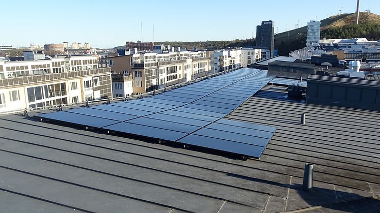 SKB har investerat i en ny solenergianläggning i Hammarby Sjöstad. Foto: SKB