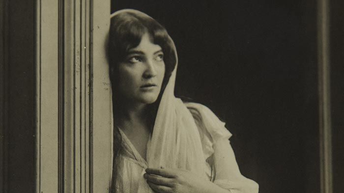 Cally Monrad i rolla som Mimi i La Bohéme ved Fahlstrøms Theater i 1907. Foto: Rude & Hilfling. Eigar: Nasjonalbiblioteket.