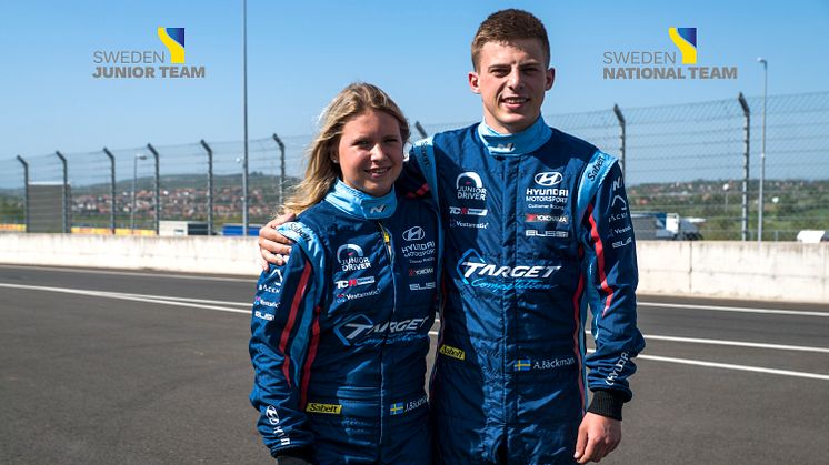 Jessica och Andreas Bäckman klara för svenska bilsportlandslaget. Foto: Privat (Fria rättigheter att använda bilden)