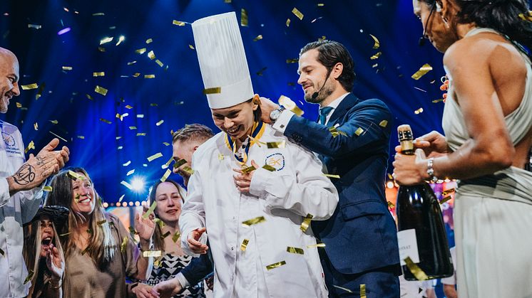 Desirée Jaks tar emot Gastronomiska Akademiens mejerimedalj i guld av H.K.H. Prins Carl Philip.