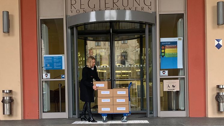 Maria Wolf, Landschaftsarchitektin, gibt im Auftrag der Bayernwerk Netz GmbH am Dienstag, 4. November, die Planfeststellungsunterlagen für die Ertüchtigung der J91 bei der Regierung von Oberbayern in München ab.