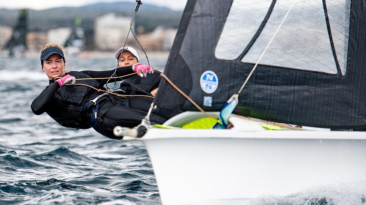 NORSKE HÅP: Helene Næss og Marie Rønningen i klassen 49er FX er de største norske håpene under verdenscup-åpningen på Mallorca denne uken. FOTO: Morten Jensen