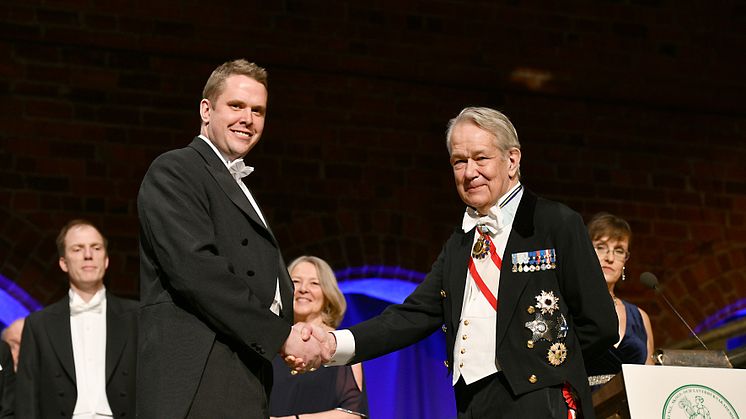 Olof Boson mottar Anders Wall-stipendiet av riksmarskalk Svante Lindqvist. (Foto: Erik Cronberg)