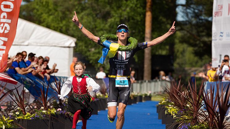 Sebastian Norberg springer in som segrare 2017. Fotograf Mickan Palmqvist