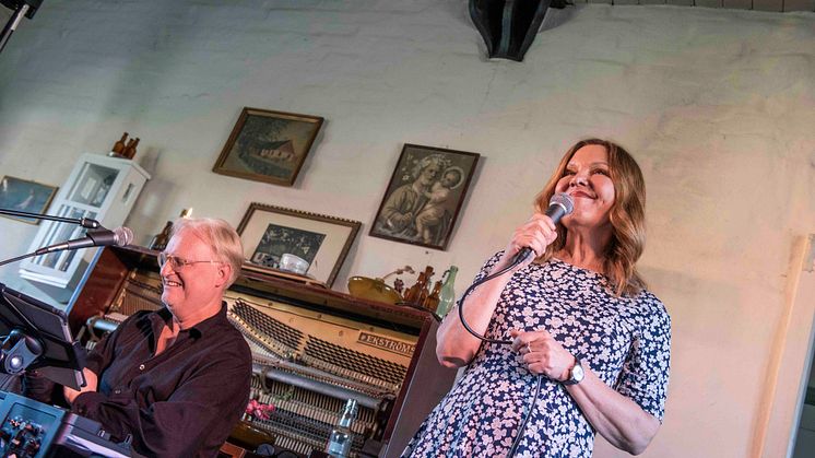 Jan Sigurd och Anna-Lena Brundin framträder med Piratenprogrammet på Franskans Crêperie i Rörum. Foto: Urszula Striner