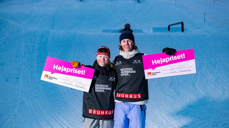 Novalie Engholm och Nias Hedberg med checken från Svenska Spels Hejapris. Foto: Daniel Bernstål