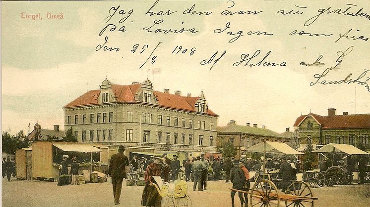 Vykort från Rådhustorget, Umeå tidigt 1900-tal. Ingår i utställningen Gamla vykort från Umeå på Väven, Umeå. 