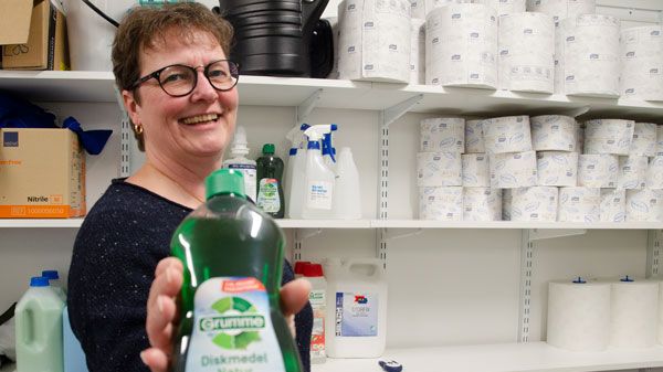 Kungsbackas kemikaliecoach Sandra Einhaus visar ett exempel på en produkt som är miljövänlig.