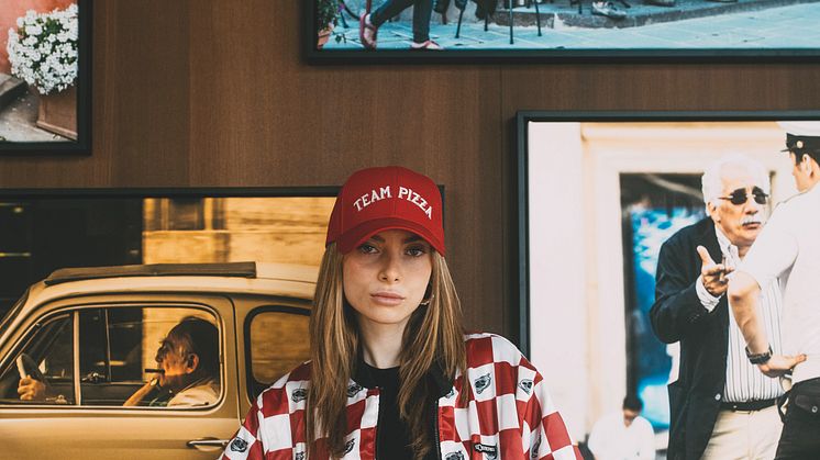 lo_merch_lifestyle_models-1315_CMYK_300dpi.jpg