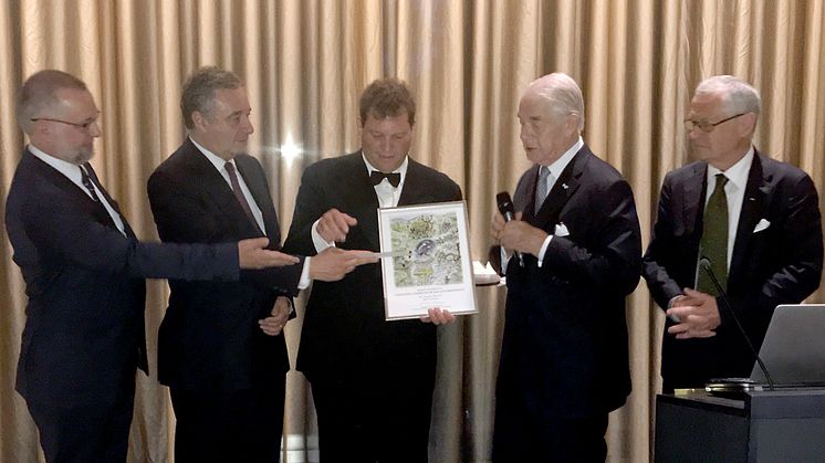 Fr. vänster Ladoslav Miko (EU-kommissionen), Thierry de l'Escaille (Friends of the Countryside), pristagaren Charles  Burell, Johan Nordenfalk (Anders Walls Stiftelse) och Åke Barklund (Kungl. Skogs- och Lantbruksakademien). 