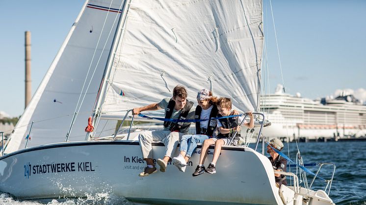 Beim Eltern und Kind Segeln kann die ganze Familie das Ruder in die Hand nehmen. 