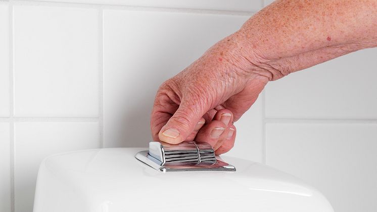 Förhöjd spolknapp på Nautic WC - ergonomisk och godkänd av Reumatikerförbundet
