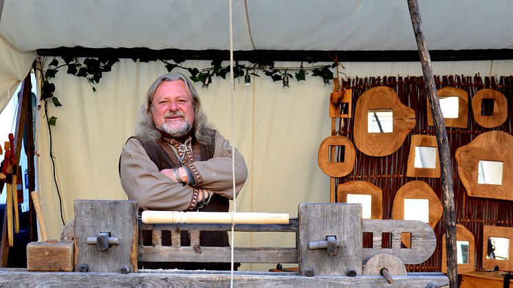 Das nordische Wikingerdorf lädt auf dem Asmus-Bremer-Platz zum Entdecken und Erleben historisch-skandinavischer Handwerkskunst ein.