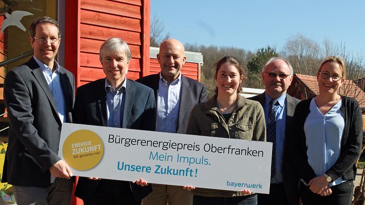 Bewerbungsstart für den Bürgerenergiepreis. v.l.: Ingo Schroers (Bayernwerk), Regierungsvizepräsident Thomas Engel, Claus Schwarzmann (Bürgermeister), Ceara Elhardt (Umweltstation), Otto Siebenhaar (stv. Landrat) und Nicole Diller (Umweltstation).