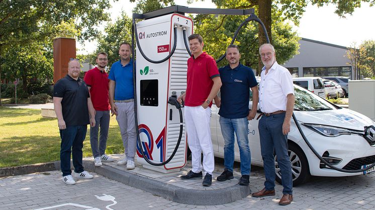 Alexander Strangmann (WFO), Leonardo Ziegler (Q1), Matthias Kellersmann (ATG), Frederick Beckmann (Q1), Marc Vennemann (Geisler) und Axel Mauersberger (WSO) nehmen die neue Ladesäule in der Eduard-Pestel-Straße in Betrieb.