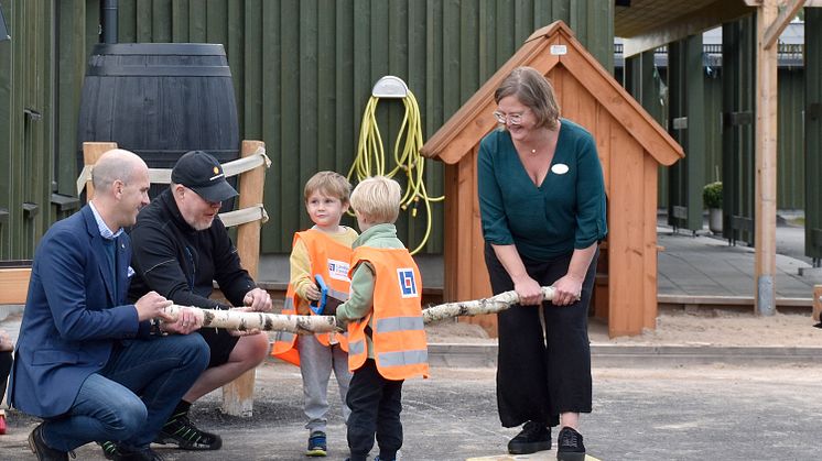 Anders Tallgren, ordförande i stadsbyggnadsnämnden, och Lina Larhult, ordförande i barn- och ungdomsnämnden hjälpte Albin och Oliver att såga av grenen som invigde Stormyrens förskola.