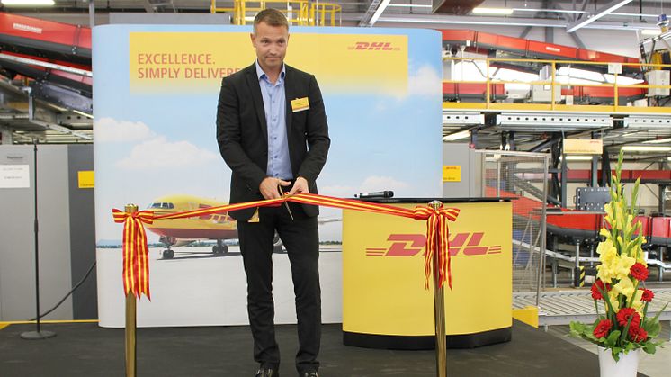 Ted Söderholm, vd på DHL Express, inviger nya terminalen på Västberga.