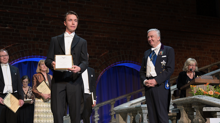 Stipendiet till Oliver Lundberg överlämnades av riksmarskalk Fredrik Wersäll på Kungl. Skogs- och Lantbruksakademiens högtidssammankomst. (Foto: Erik Cronberg)