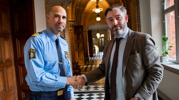 Christian Orsing (M), kommunstyrelsens ordförande i Helsingborgs stad och Karim Ottoson, polischef i Helsingborg, har förnyat den tidigare samverkansöverenskommelsen. Foto: David Lundin