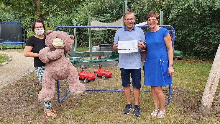 Kerstin Stadler vom Kinderhospiz Bärenherz nahm die Spende von Jan und Daniela Pischer entgegen