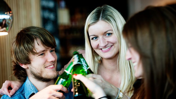 Kvinnor allt mer intresserade av öl – Vill ha öllistor på restaurangerna 