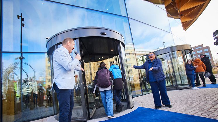Magnus Wrahme, vd för World of Volvo, välkomnade de första besökarna i söndags.