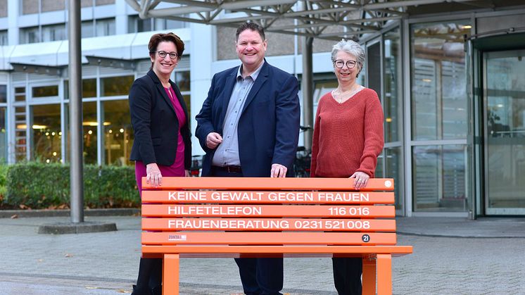 Heike Heim (Vorstandsvorsitzende von DSW21, l.), Harald Kraus (Arbeitsdirektor von DSW21, Mitte) und Kirsten Fronz (DSW21-Diversity Managerin, r.) vor der orangenen ZONTA-Parkbank.