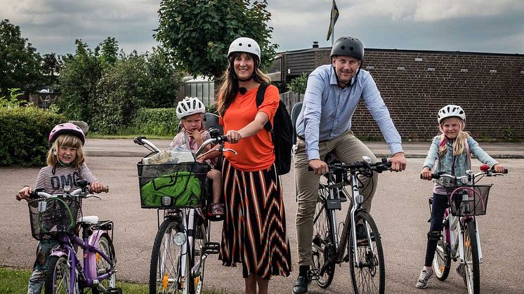 De tar cykeln för miljön och barnen
