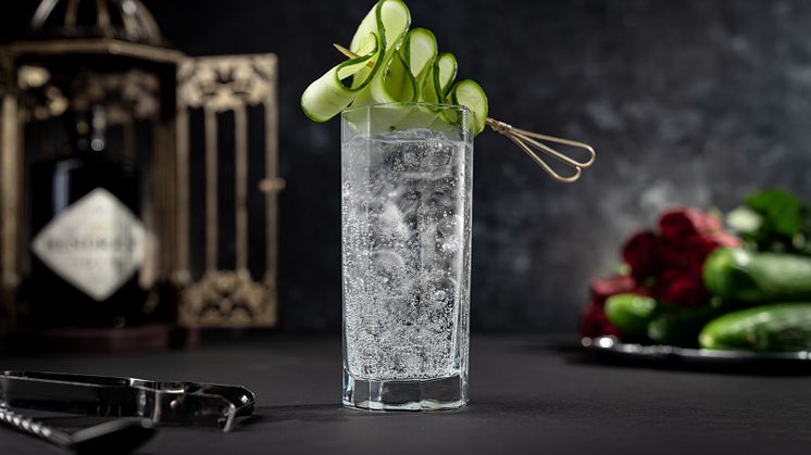 Personanpassa din Hendrick's Gin & Tonic med konstnärliga gurktoppics och valfri tonic