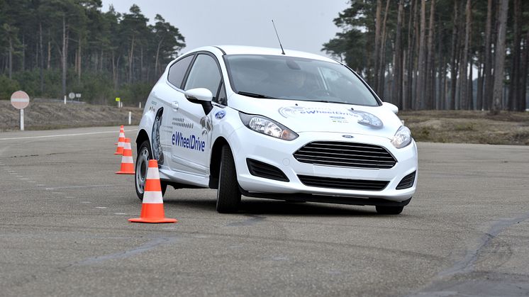 Ford med minibil som kan kjøres sideveis for å parkere