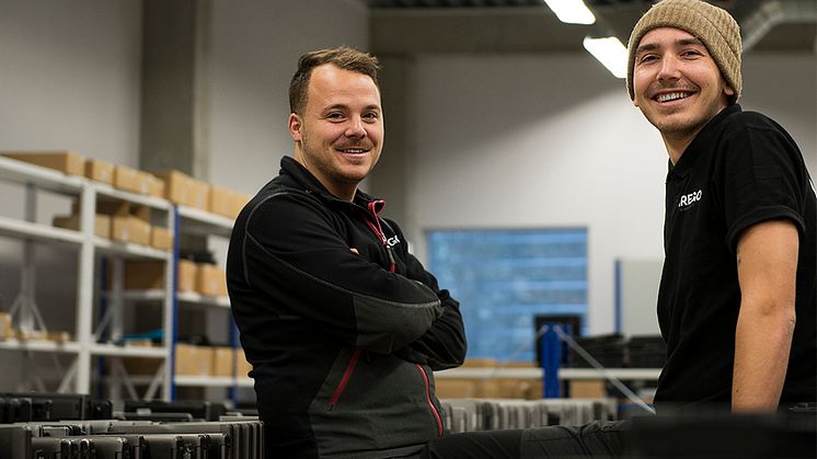 IT-räddare. Daniel Bularda och Marcus Fogde arbetar med att reparera datorer på Inrego. 