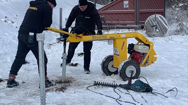 Just nu pågår bygget av en fikaläktare vid barnbacken i friluftsområdet Yxbacken i Norrköping