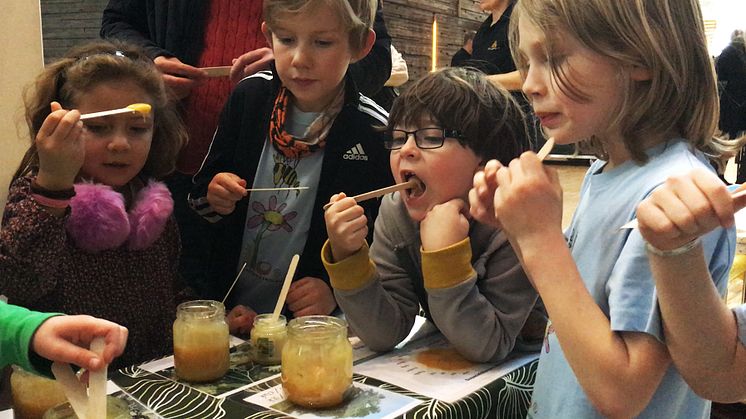 Barn från Kastanjeskolan provar Honungsbaren hos Svenska Bin