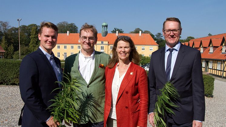 Fra venstre: Alexander Gamborg, Stig Gamborg og Anne Sophie Gamborg fra Møllerup Brands og Koncernchef i Danish Agro, Henning Haahr.