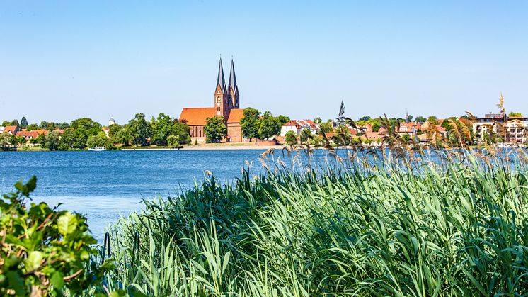 Ein imposanter Kirchenbau ist im klassizistischen Teil von Neuruppin zu finden: Die Pfarrkirche St. Marien. Das einstige Gotteshaus ist heute ein Kultur- und Kongresszentrum. Foto: TMB-Fotoarchiv/Steffen Lehmann.